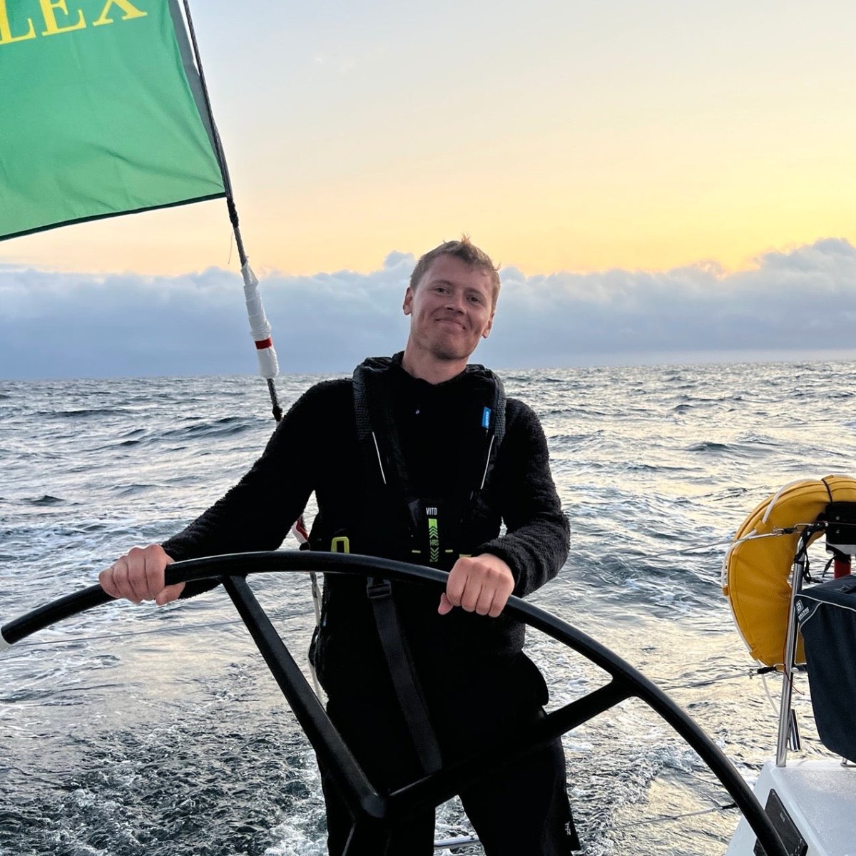 Hur kontrollerar och underhåller jag en uppblåsbar flytväst för att den ska vara säker att använda?